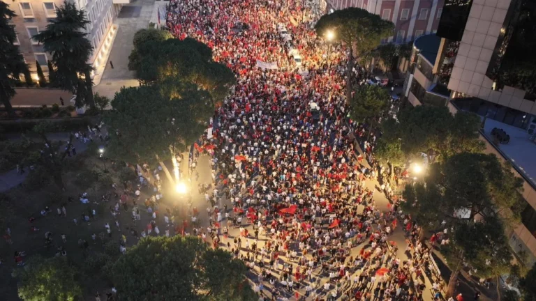 “Ultimatum deri nesër për dorëheqjen”, Protestuesi me mesazh nga diaspora: Nëse nuk ikni, nuk lëvizim më nga ky shesh!