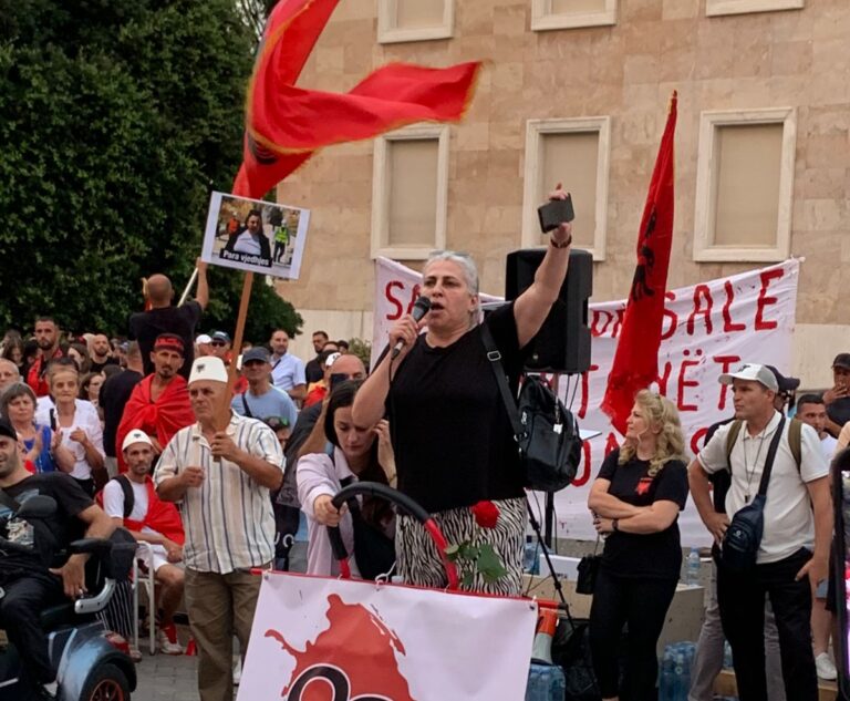 Qytetarja në protestë: Dorëheqje dhe hetim për Ramën