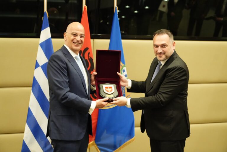 Ministri Nufi pritet në Athinë nga homologu Dendias, në fokus bashkëpunimi në mbrojtje dhe siguria kibernetike