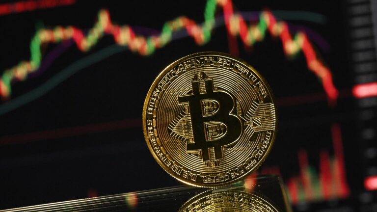 Bitcoin bie sërish nën 60,000 dollarë, duke shënuar nivelin më të ulët që nga tetori 2024