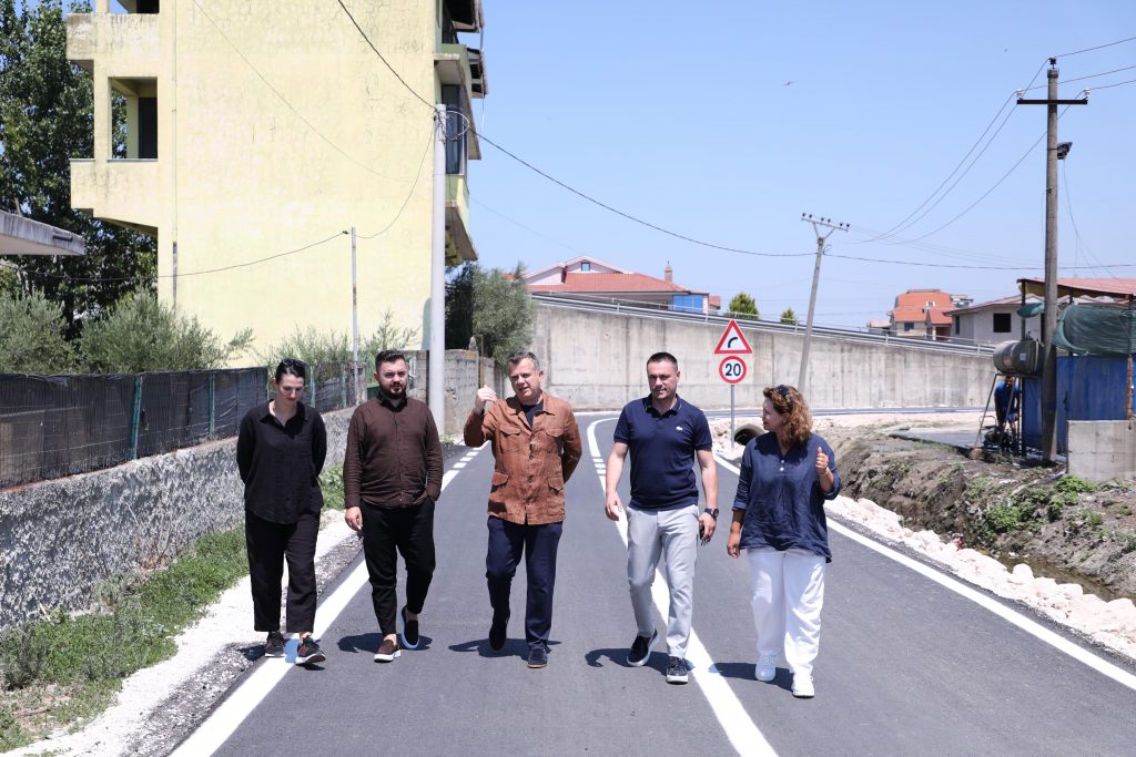 Balla  Hyrje daljet në rrugën dytësore të Kavajës sistemohen pas vitesh problematikash