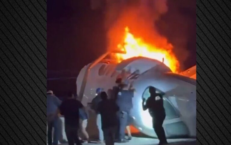 Rrëzohet avioni privat në afërsi të aeroportit të Teksasit, pamjet nga shpëtimi i pasagjerëve (VIDEO)