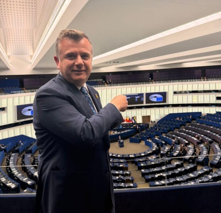 Taulant Balla në sallën plenare të Parlamentit Europian: Shqipëria, favoritja kryesore për anëtarësim në BE