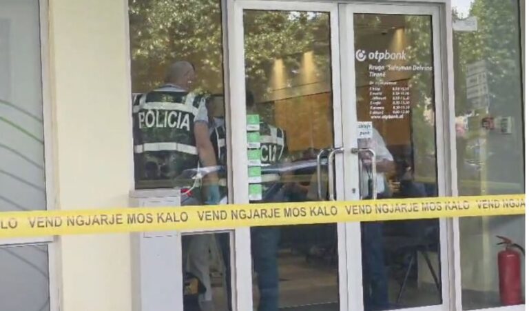 Nuk veproi në momentin e ngjarjes, arrestohet roja i bankës që u grabit ditën e djeshme