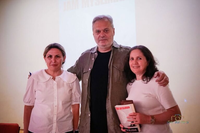 Ben Blushi promovon romanin “Jam Mysliman” në Rrëshen: Në qytetet e vogla bisedat janë më të thella dhe njerëzit më të sinqertë