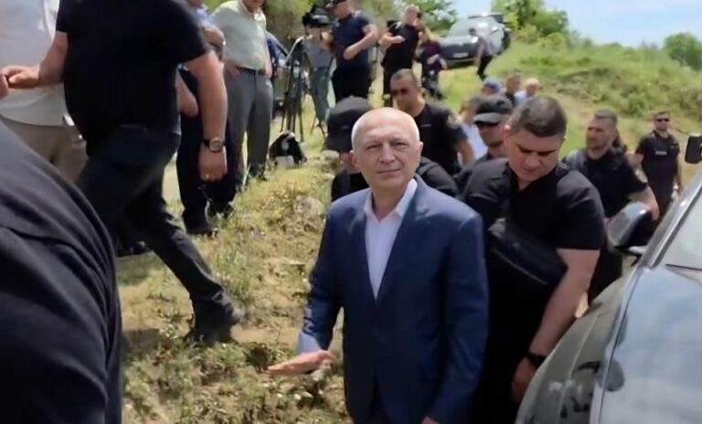 Në Çepan, fshatin e çative prej guri, ku Ilir Meta fiton lirinë për t’i dhënë lamtumirën e fundit të atit