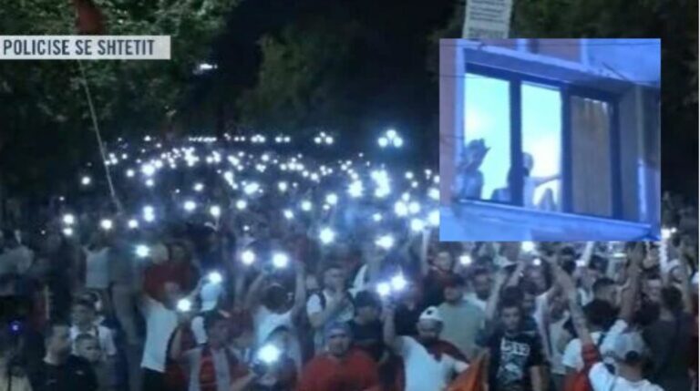 ”Ndizen” rrugët, qytetarët i përshëndesin nga ballkonet