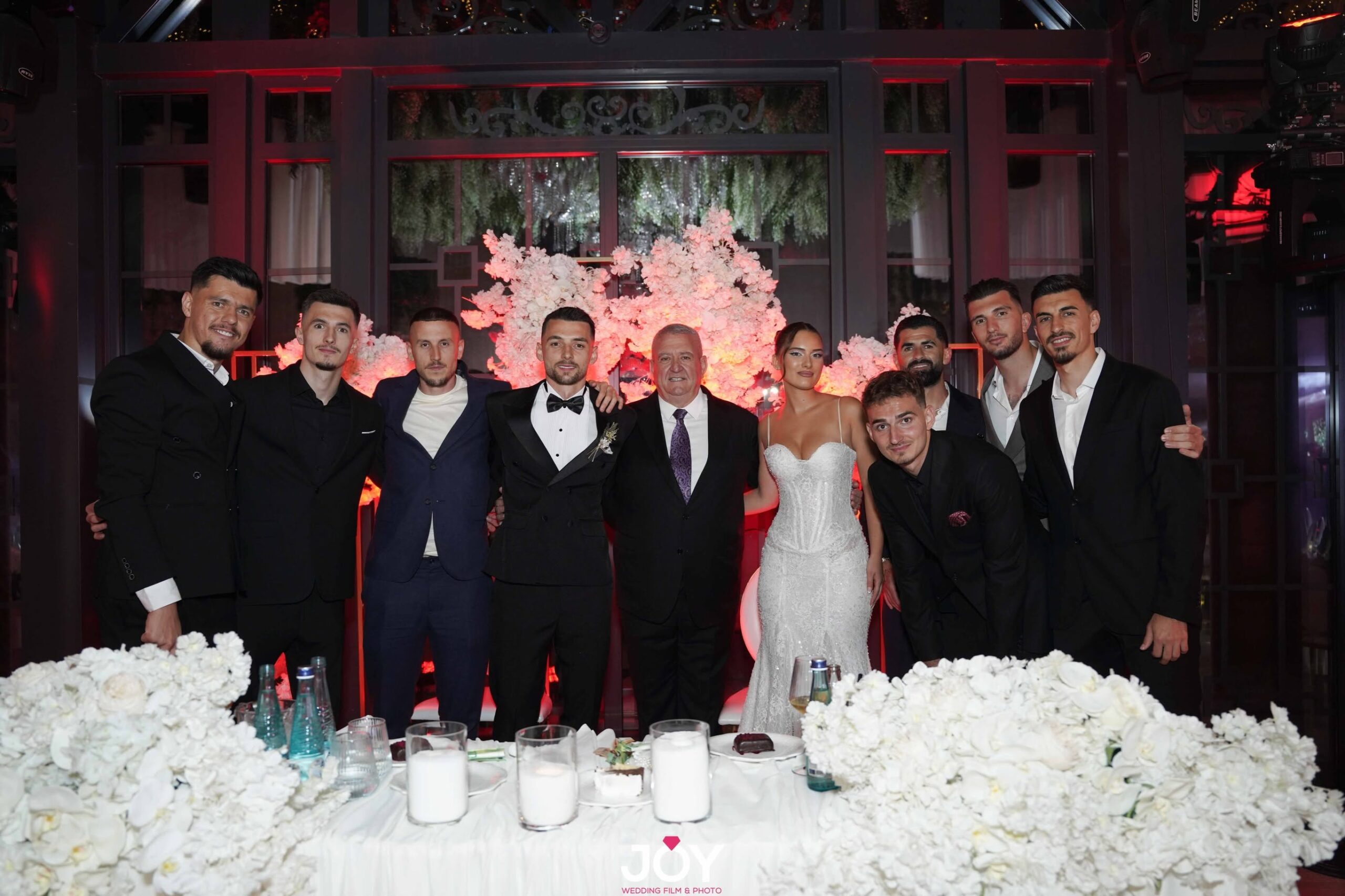 duka-uron-arber-hoxhen-publikon-mesazh-te-vecante-nga-dasma-e-futbollistit