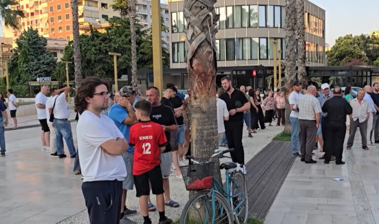 Protestë në Durrës kundër parkimit me pagesë, qytetarët kundërshtojnë tarifat e reja