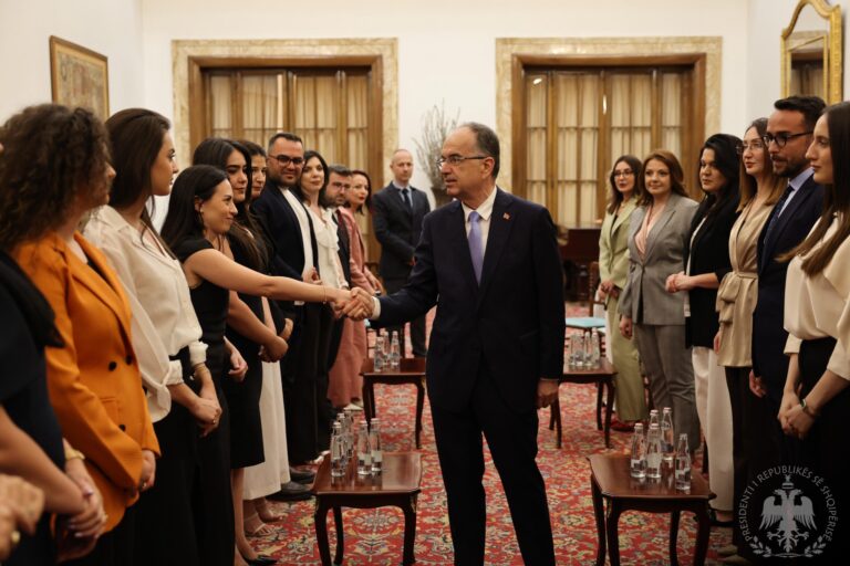 Presidenti Begaj takim me të diplomuarit e Shkollës Shqiptare të Studimeve Politike: Ju jeni ata që do të ndërtoni të ardhmen
