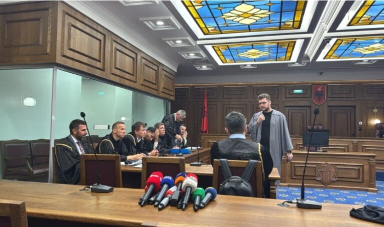 Erion Veliaj nuk merr pjesë në seancën e sotme: Jo dinjitoze qëndrimi në kafazin e xhamit