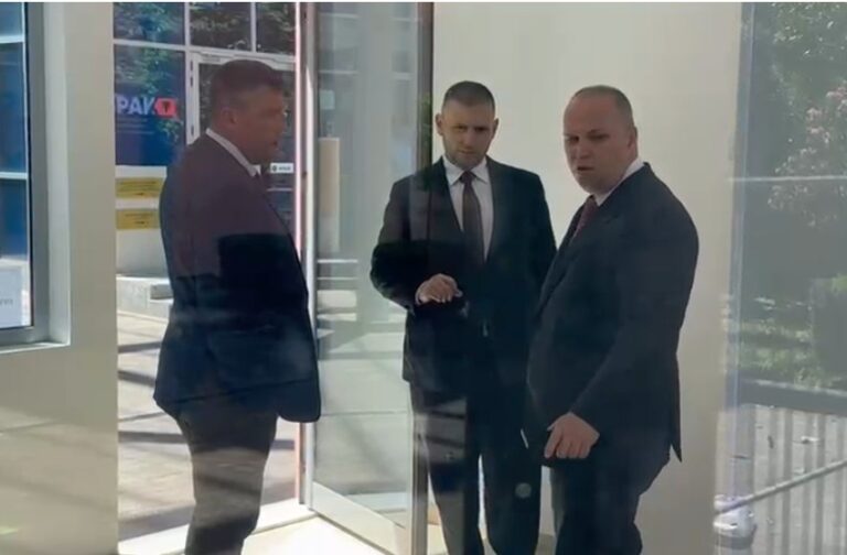 Skënder Hita në Gjykatën e Posaçme, inspekton kushtet e sigurisë