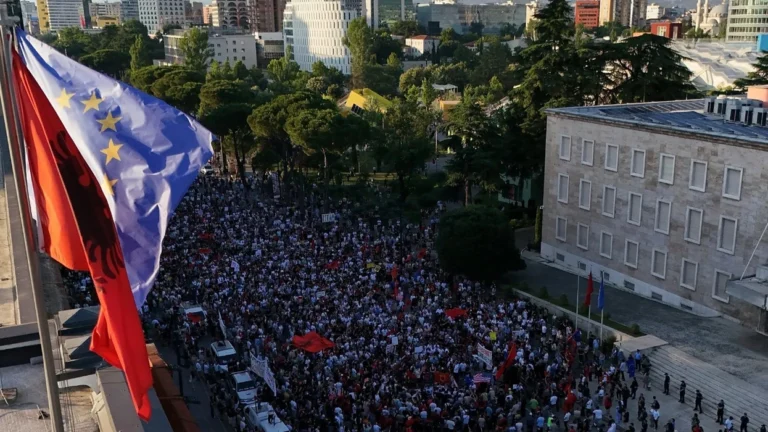 Jo si “21 Janari” dhe tubimet e dhunshme partiake, protesta paqësore e qytetarëve që po sfidon pushtetin me… telefona dhe rrjete sociale