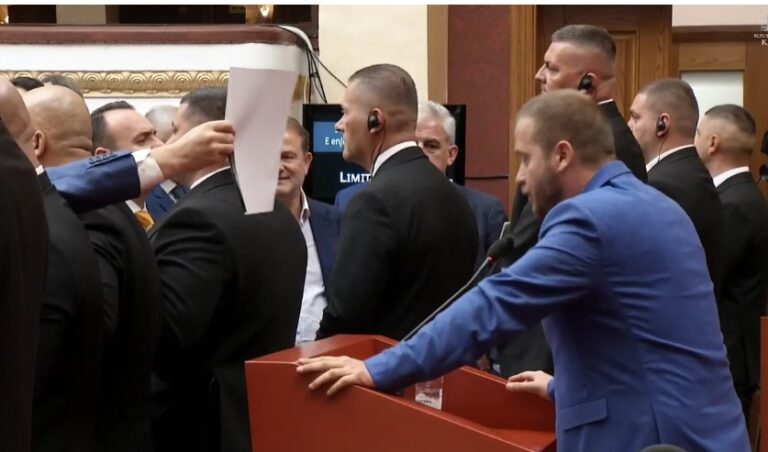 Sërish tensione në Kuvend! Deputetët e PD i bllokojnë foltoren Ardit Bidos: “O zoti Bideja”!