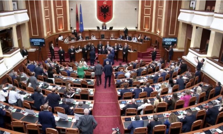 Tensione në Kuvend, deputetët e PD rrethojnë foltoren. Berisha: Të vijë Rama këtu