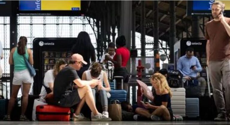 Temperaturat ekstreme paralizojnë Londrën dhe rrjetin hekurudhor
