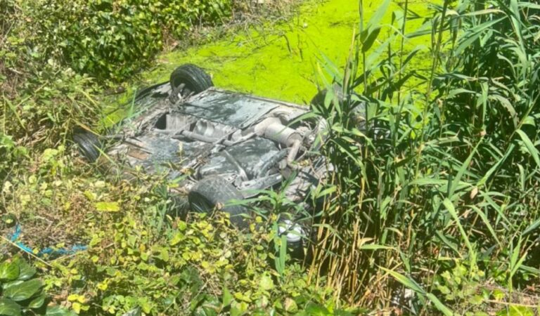 Aksident në Lushnjë, babë e bir përfundojnë në kanal. Banorët thyejnë xhamin e Benzit dhe i shpëtojnë