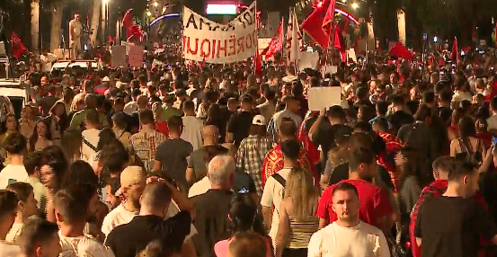 Pas 3 orësh protestë para Kryeministrisë  qytetarët nisin marshimin në rrugët e Tiranës
