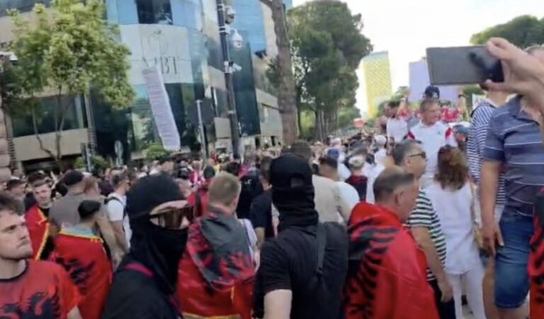 Tensione në protestën para Kryeministrisë, persona të maskuar mbledhin kartat e identitetit