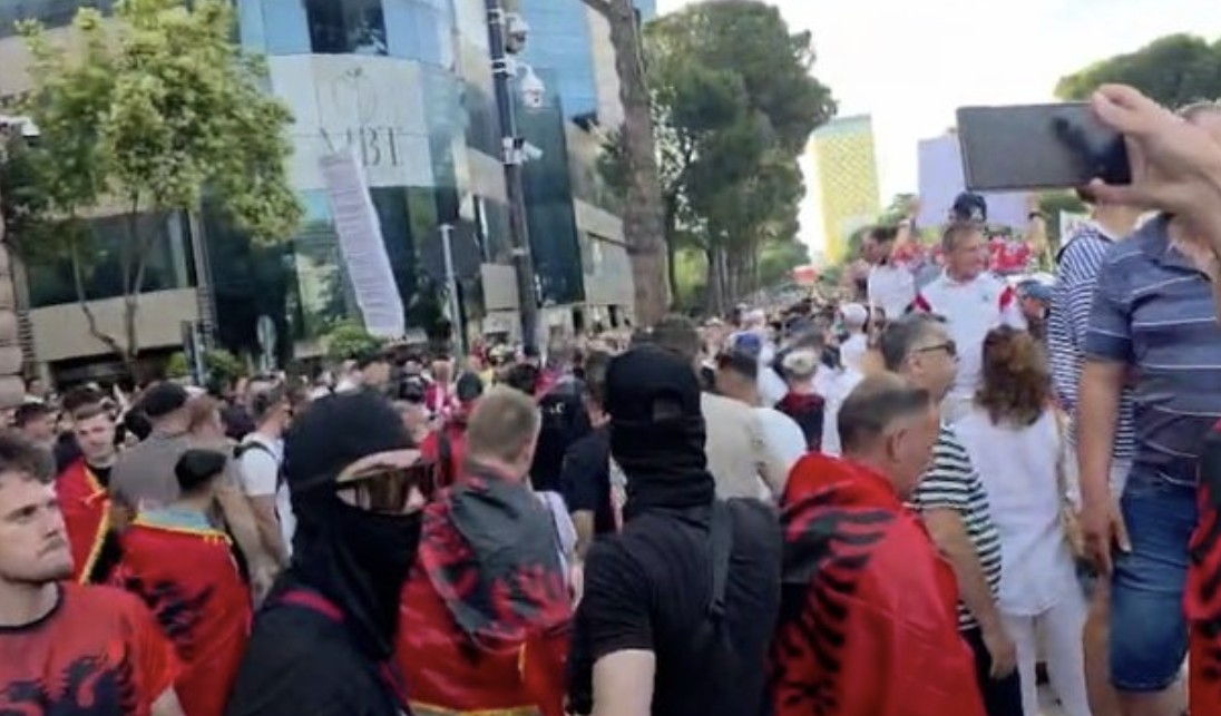 tensione-ne-protesten-para-kryeministrise-persona-te-maskuar-mbledhin-kartat-e-identitetit