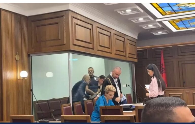 Meta bashkëbisedim me Blushin në GJKKO: Sa shkoi kursi i euros?!