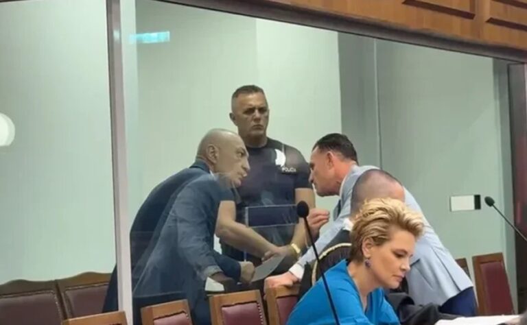 Sherr mes Monika Kryemadhit dhe Ilir Metës në sallën e gjyqit. Gjykata paralajmëron: Do ju nxjerrim nga seanca
