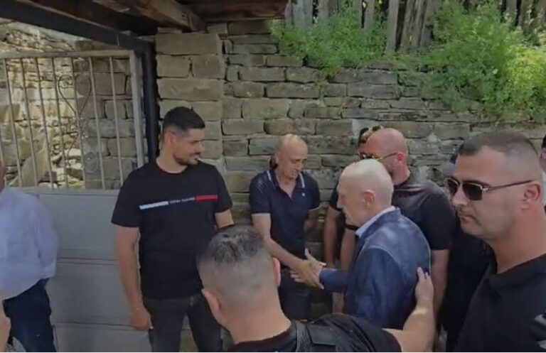 Bashkëfshatarë, miq dhe kolegë të Ilir Metës morën pjesë sot në ceremoninë mortore të Rexhep Metës