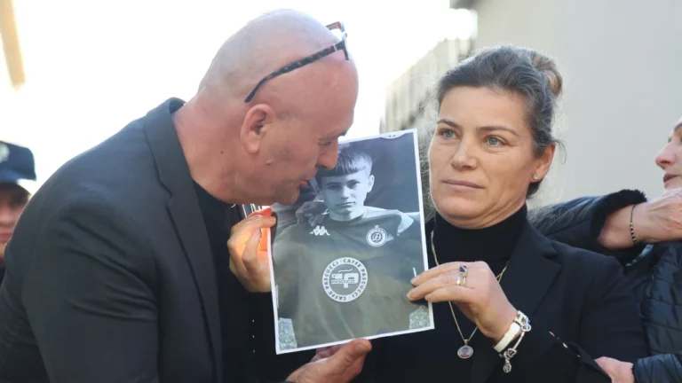 “Jam këtu për fëmijët tanë”, nëna e Martin Canit në protestë