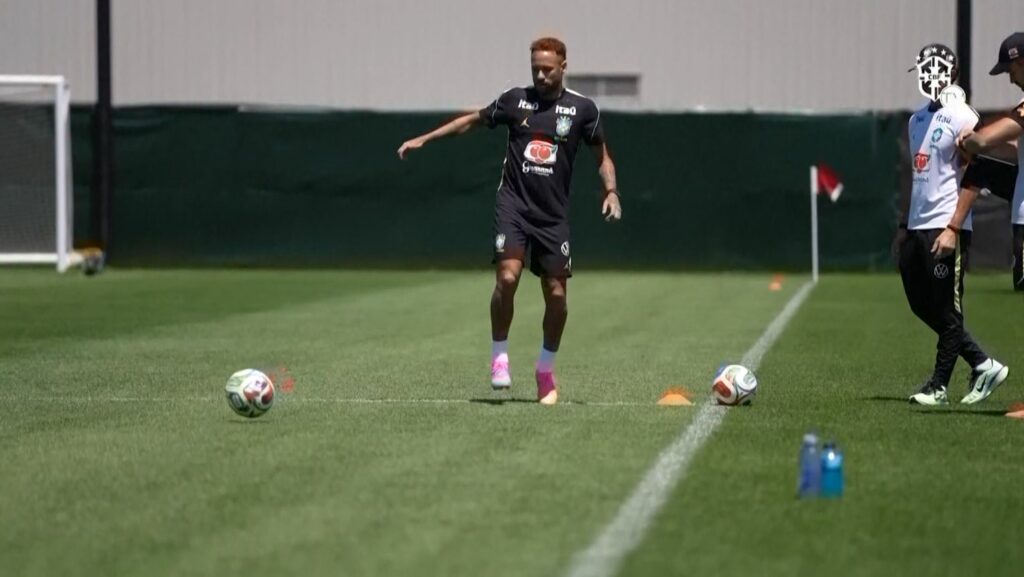 Neymar rikthehet në stërvitje me Brazilin  shokët e skuadrës e presin me duartrokitje