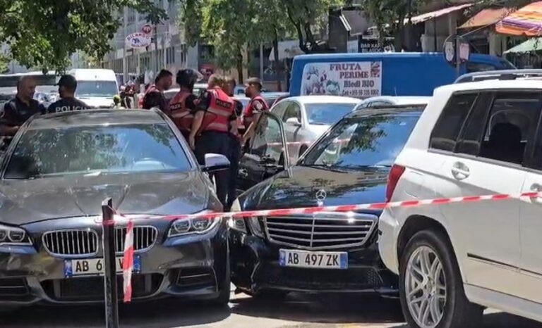 Tenton t’i shpëtojë policisë, i shpalluri në kërkim përplas 4 makina dhe largohet
