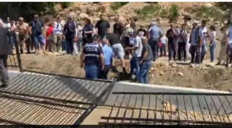 Protestë kundër ndërtimit të resortit në Rrjoll, banorët shembin rethimin dhe futen në kantier