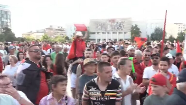 Dita e 15-të e protestave/ Nis grumbullimi i qytetarëve në sheshin “Skënderbej”