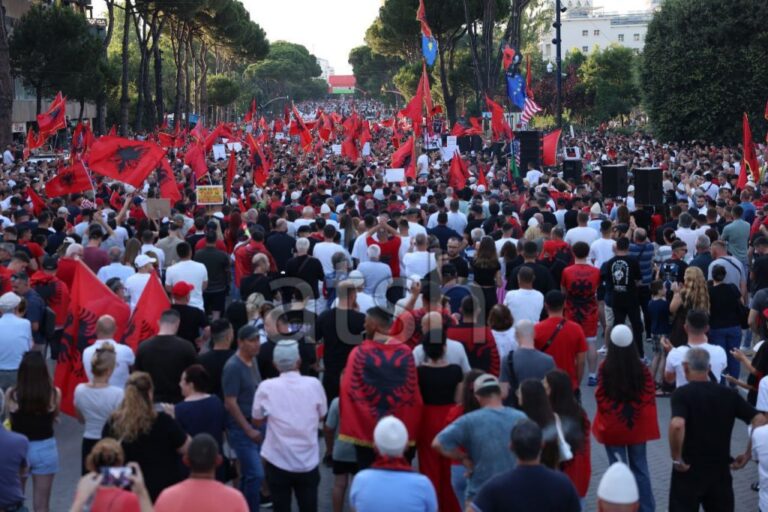 28 protestë, pa parti dhe pa regji…