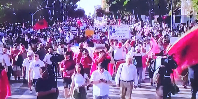 Ka nisur dita e tetë e protestës në Bulevardin “Dëshmorët e Kombit”, “Shqipëri e Re” slogani i sotëm