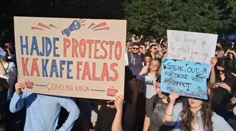 “Hiqni kapelet!”, turma e protestuesve thirrje: Nuk është turp të jesh polic