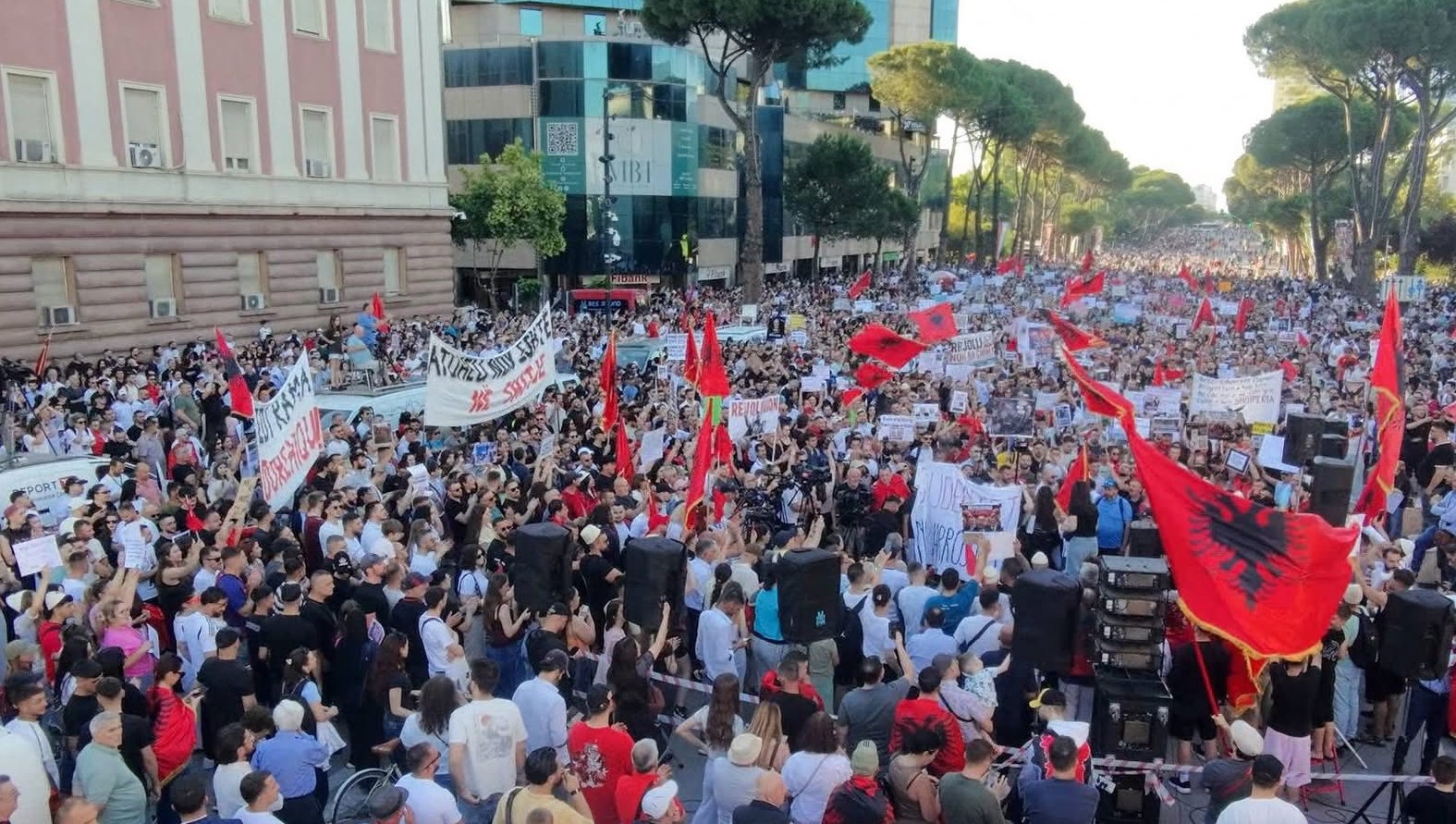 Tiranë  protesta në ditën e 29 të  kërkohet dorëheqje e pa negociueshme e Ramës