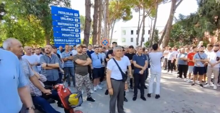 Protestë para spitalit të Lushnjes, kërkohen investime dhe shërbime më cilësore