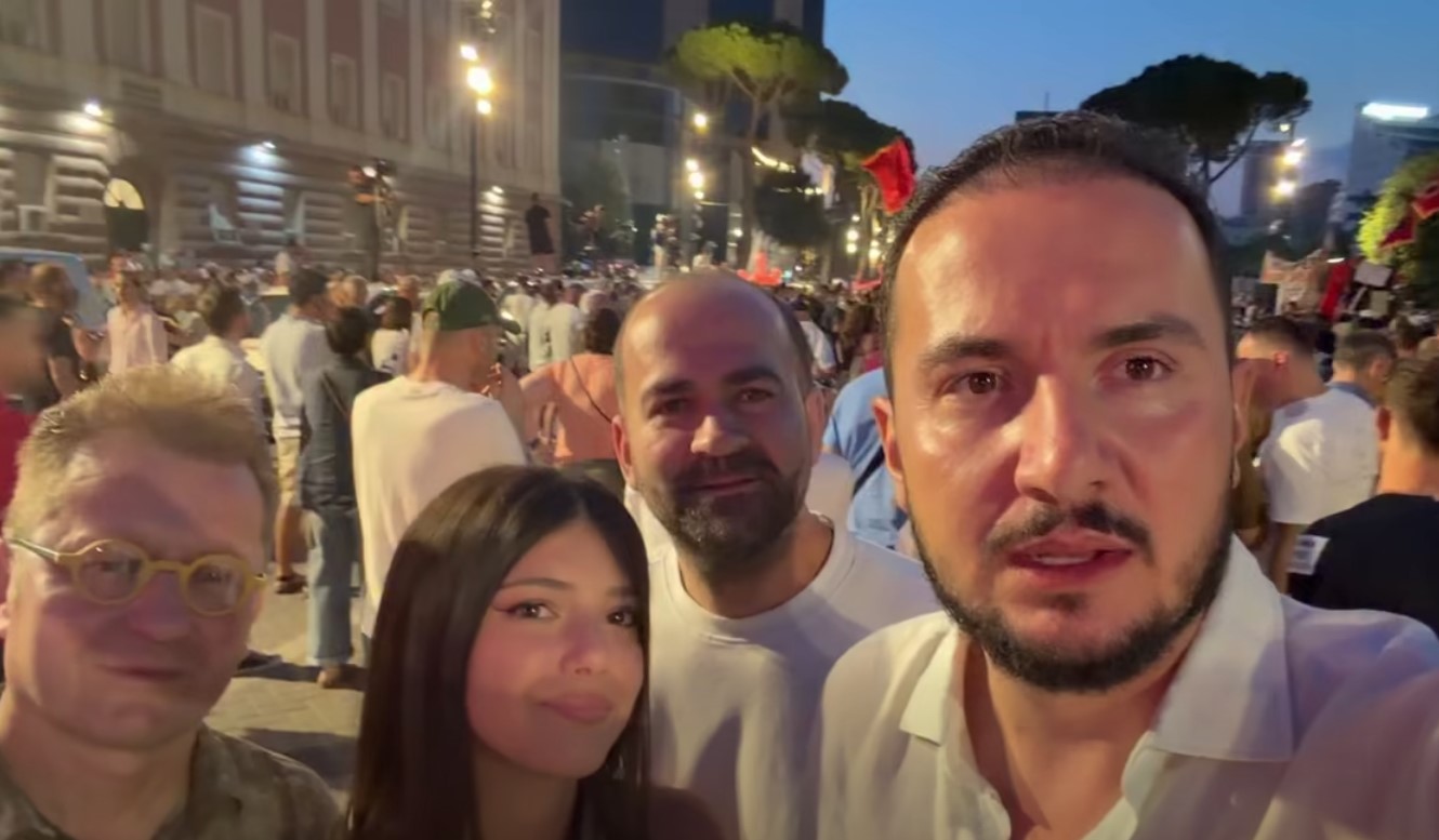 Salianji i bashkohet protestës para Kryeministrisë  Frika është shembur  shoqëria shqiptare është zgjuar