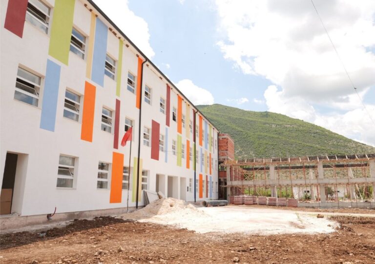 Vijon rikonstruksioni i shkollës 9-vjeçare të Shushicës