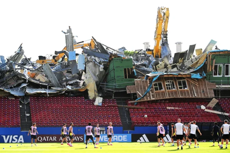 Pamje të pazakonta në Botërorin 2026/ Suedia stërvitet pranë rrënojave të një stadiumi në rinovim