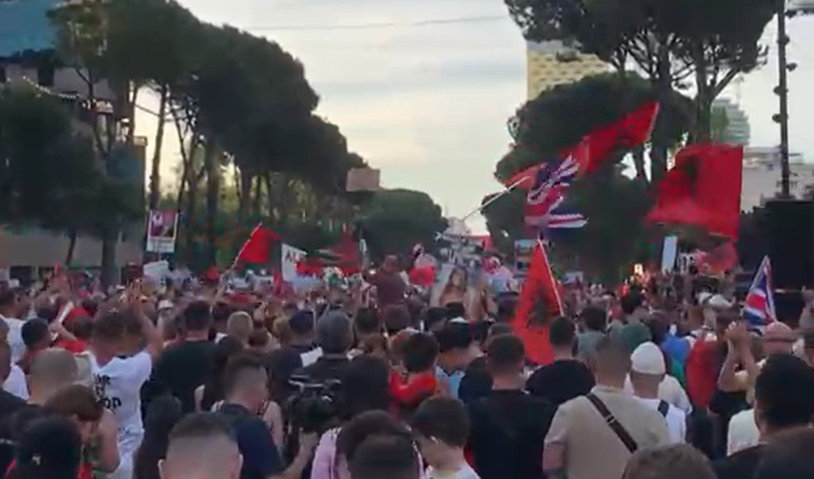 Deputetja largohet nga grupi i PS  qytetarët në protestë i bëjnë thirrje të bashkohet me tubimin