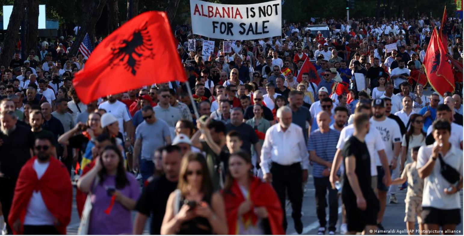 DW  Çfarë po e mban gjallë protestën në Shqipëri 