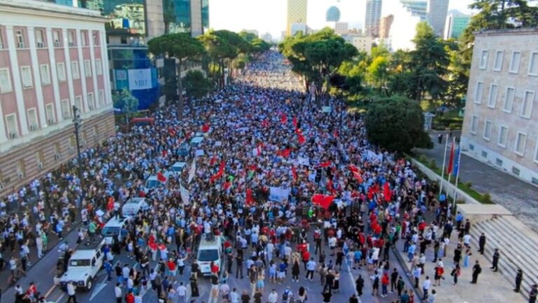 Protestuesit intensifikojnë thirrjet: Rama duhet të ikë sot