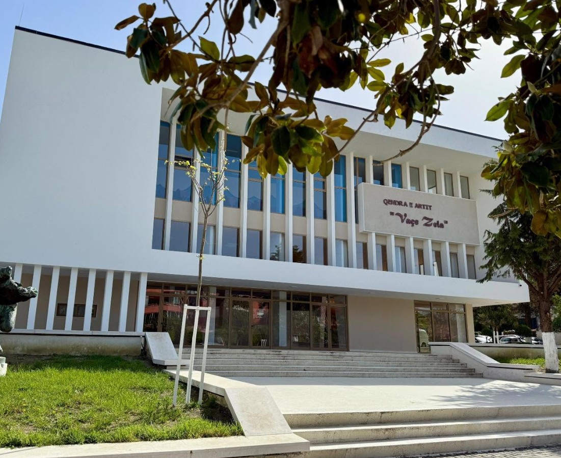 Rama ndan pamje nga Pallati i Kulturës  Vaçe Zela  në Lushnjë  Tanimë me kushte dinjitoze