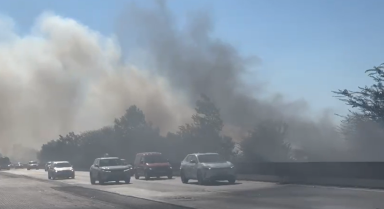 Bllokohet autostrada Durrës-Tiranë, mbulohet nga tymi. 5 zjarrfikëse në terren për shuarjen e flakëve