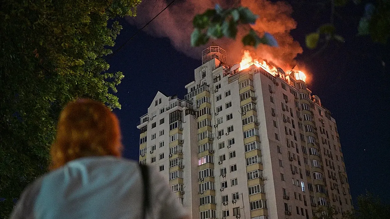 euro-news-bilanci-30-te-vdekur-pas-sulmit-masiv-te-rusise-ne-kiev-shkrumbohet-nje-qender-e-kryqit-te-kuq