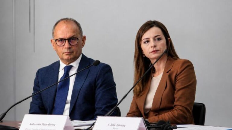 Dorina Hoxha rikthehet dekane, Gjykata Administrative rrëzon vendimin e pezullimit