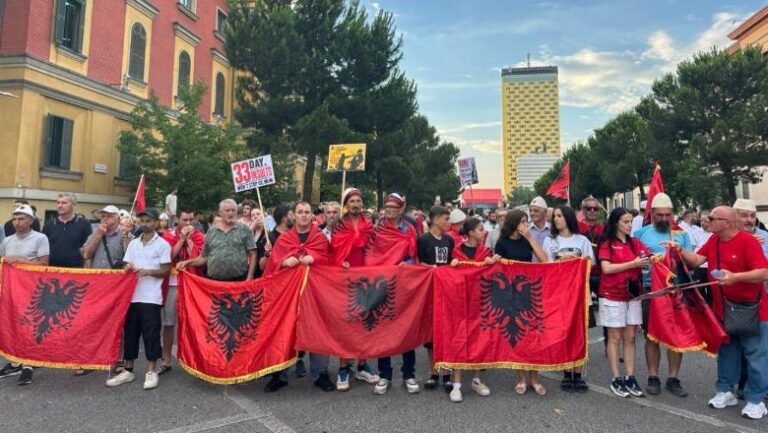 Qytetarët rikthehen në protestën përballë Kryeministrisë, kërkesa për lirimin e të arrestuarëve