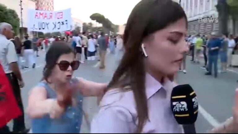LIVE në protestë, qytetarët shtyjnë dhe lagin me ujë gazetaren! AGSH: Cenim i rëndë