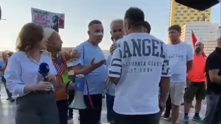 FOTO/ Protestuesi që sulmon gazetarët